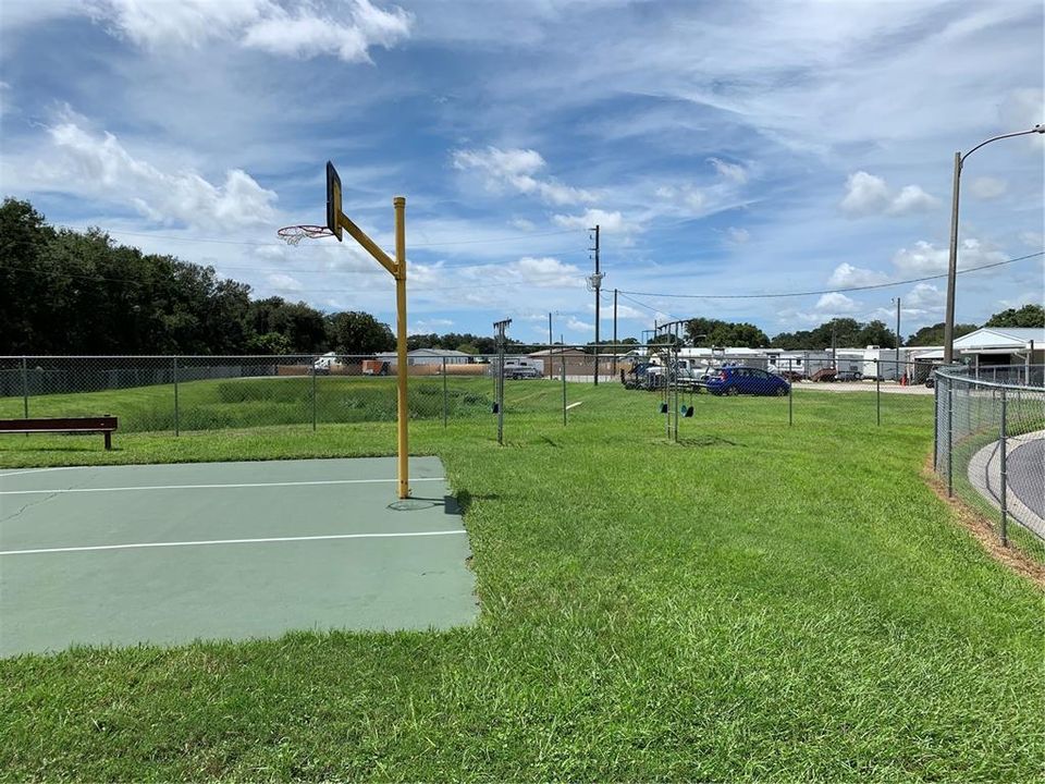 Под контрактом: $98,500 (3 спален, 2 ванн, 1560 Квадратных фут)