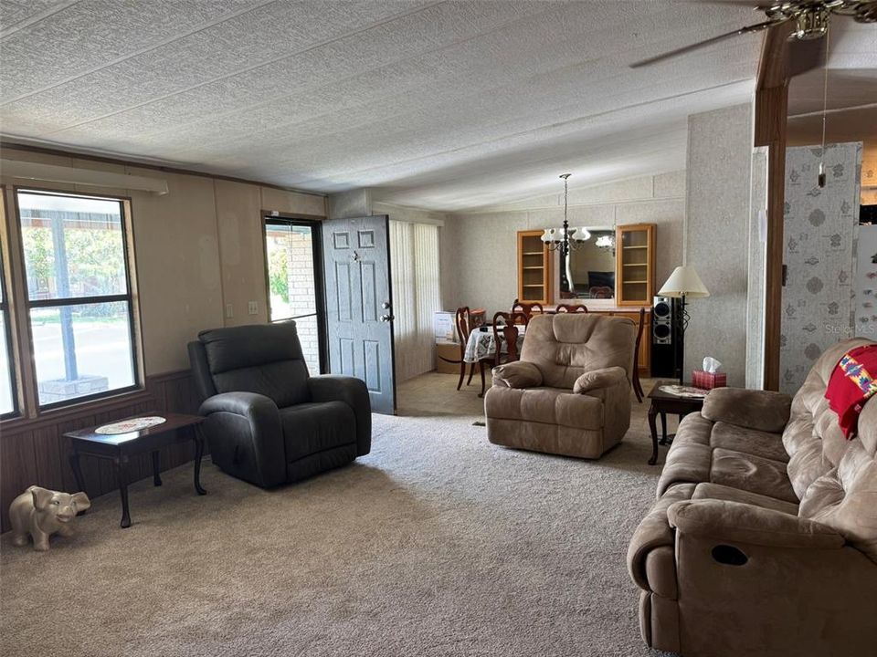 Под контрактом: $98,500 (3 спален, 2 ванн, 1560 Квадратных фут)