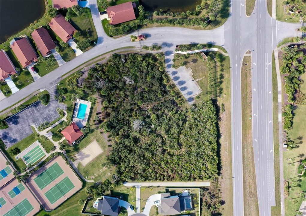 En Venta: $1,200,000 (2.25 acres)