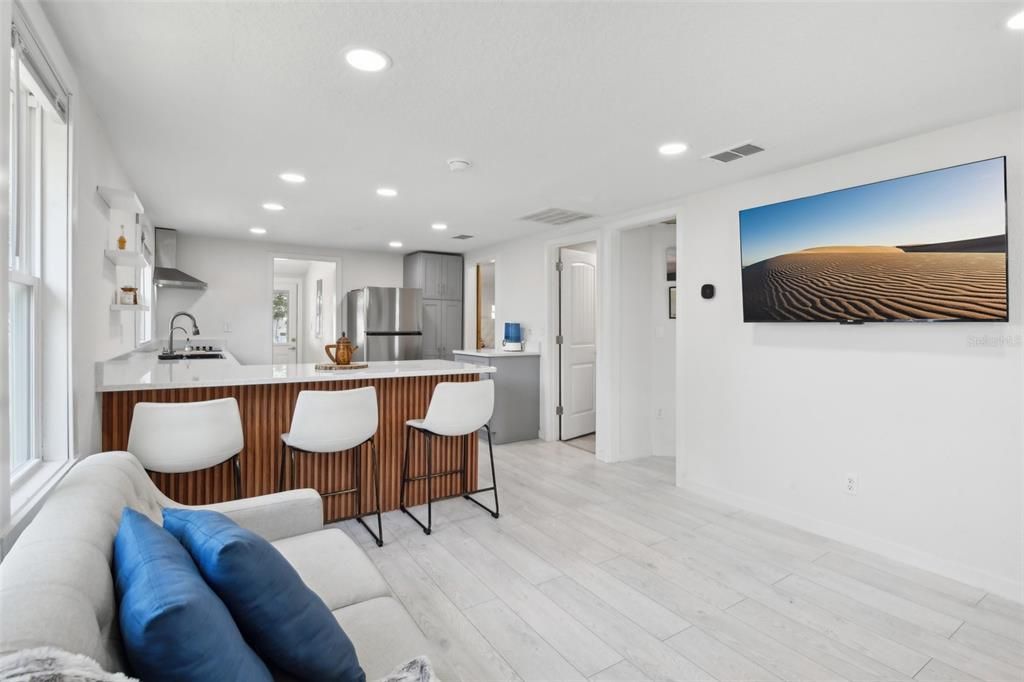 For Sale: $255,000 (2 beds, 1 baths, 704 Square Feet)