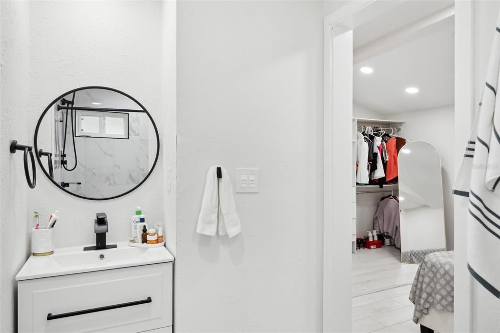 For Sale: $255,000 (2 beds, 1 baths, 704 Square Feet)