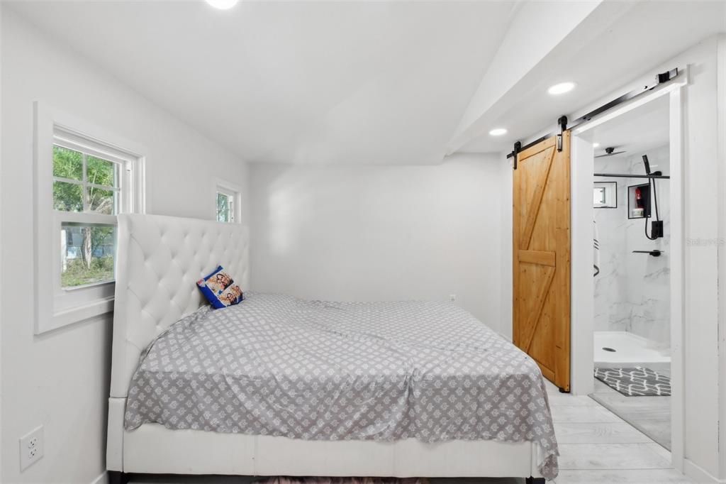 For Sale: $255,000 (2 beds, 1 baths, 704 Square Feet)