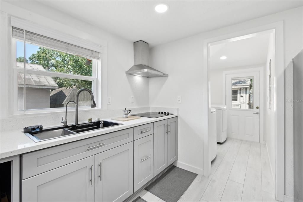 For Sale: $255,000 (2 beds, 1 baths, 704 Square Feet)