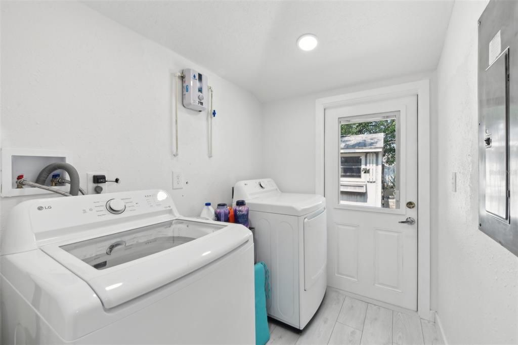 For Sale: $255,000 (2 beds, 1 baths, 704 Square Feet)