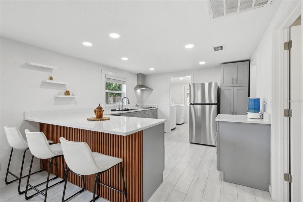 For Sale: $255,000 (2 beds, 1 baths, 704 Square Feet)