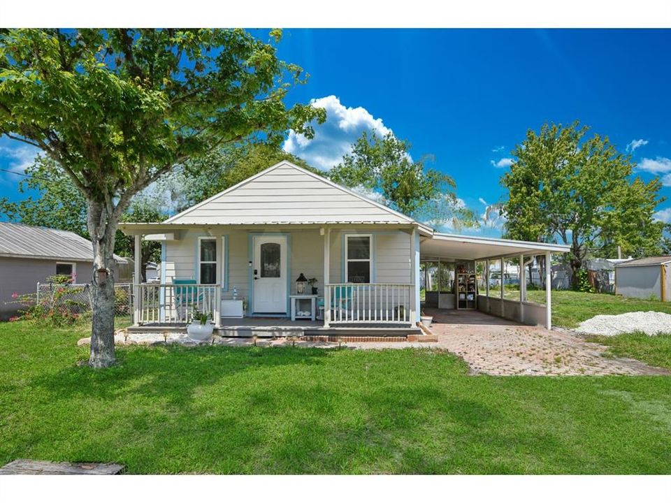 For Sale: $255,000 (2 beds, 1 baths, 704 Square Feet)