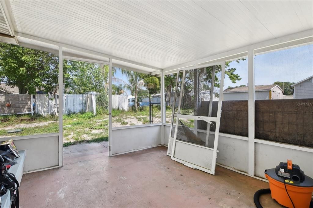 For Sale: $255,000 (2 beds, 1 baths, 704 Square Feet)