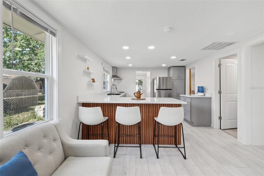 For Sale: $255,000 (2 beds, 1 baths, 704 Square Feet)