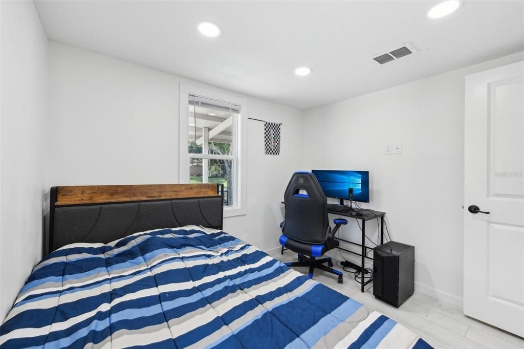 For Sale: $255,000 (2 beds, 1 baths, 704 Square Feet)