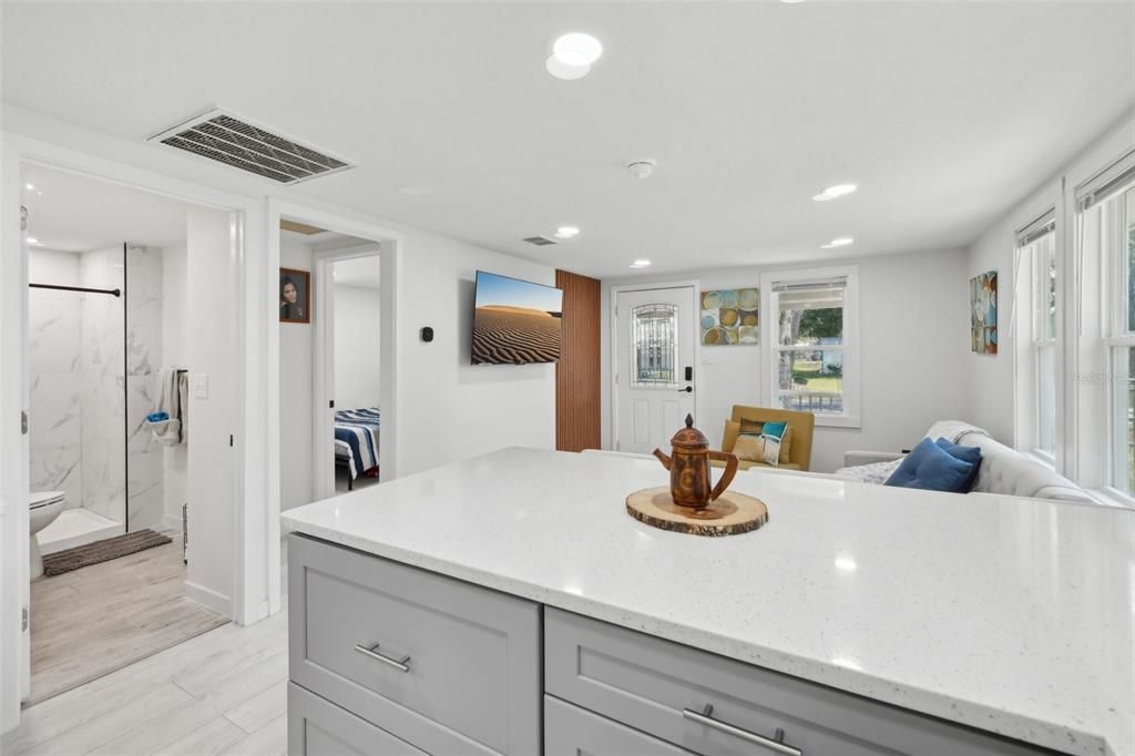 For Sale: $255,000 (2 beds, 1 baths, 704 Square Feet)