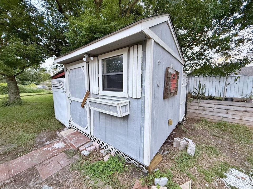 For Sale: $255,000 (2 beds, 1 baths, 704 Square Feet)