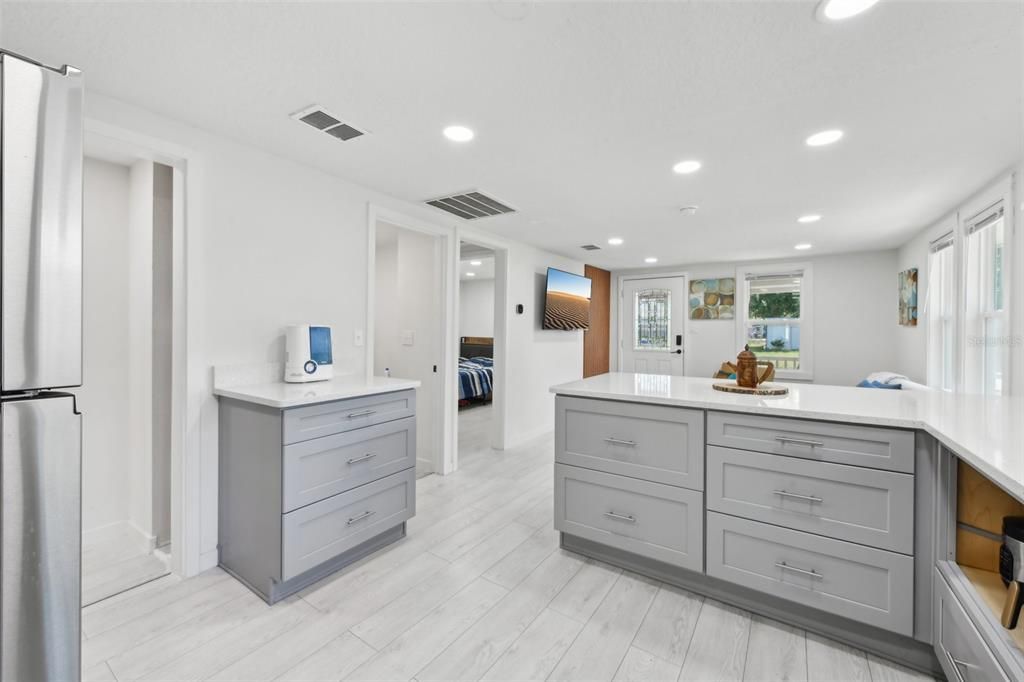 For Sale: $255,000 (2 beds, 1 baths, 704 Square Feet)