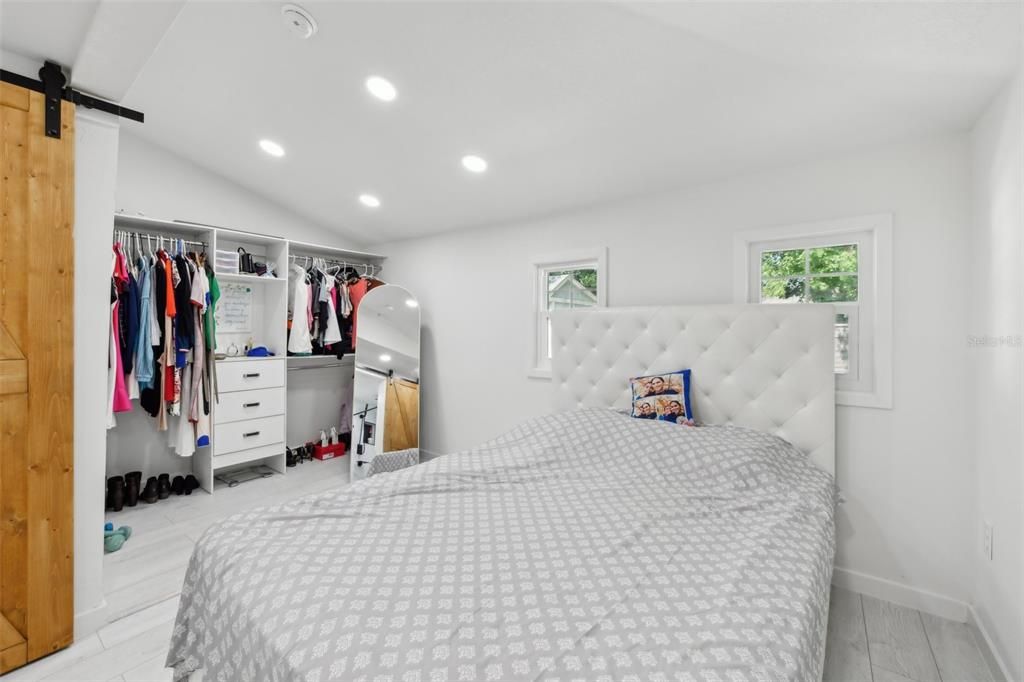 For Sale: $255,000 (2 beds, 1 baths, 704 Square Feet)