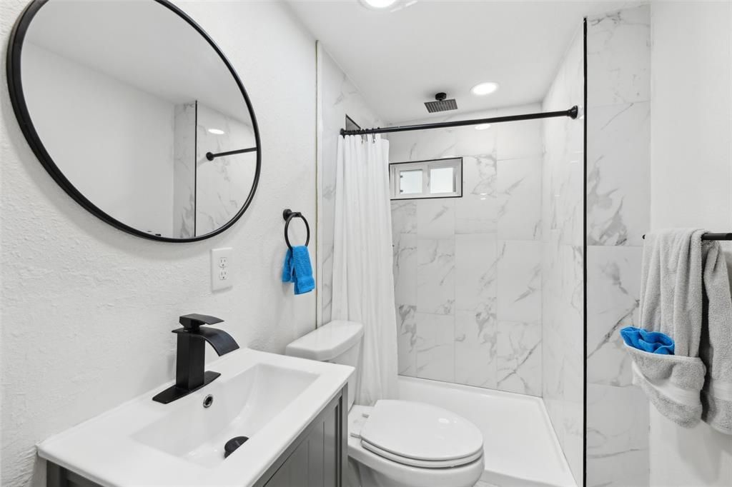 For Sale: $255,000 (2 beds, 1 baths, 704 Square Feet)