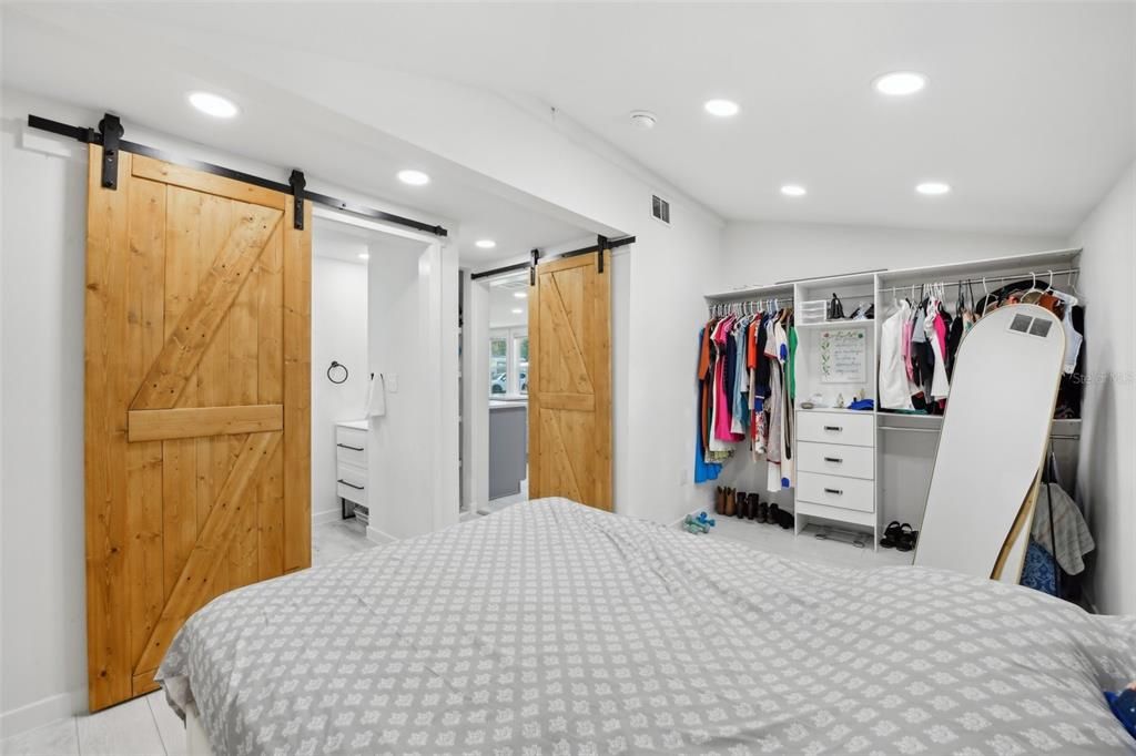 For Sale: $255,000 (2 beds, 1 baths, 704 Square Feet)