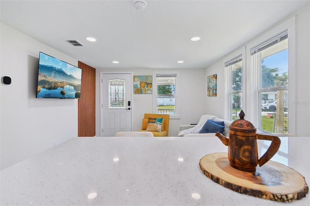 For Sale: $255,000 (2 beds, 1 baths, 704 Square Feet)