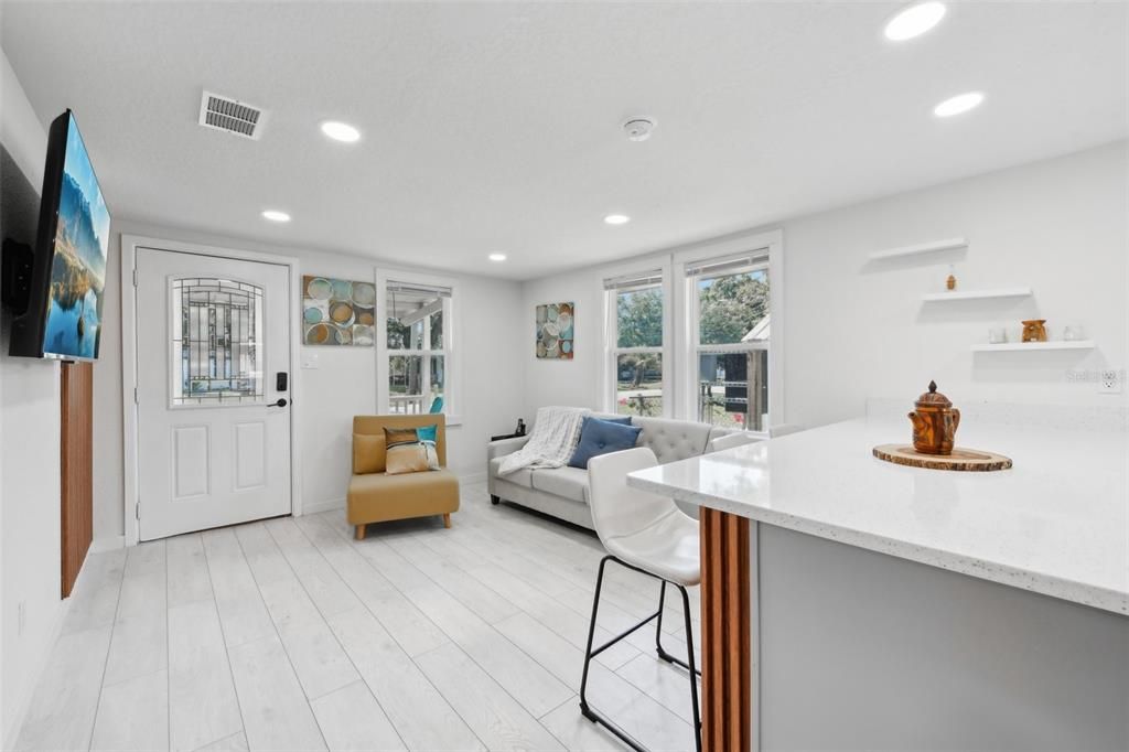 For Sale: $255,000 (2 beds, 1 baths, 704 Square Feet)