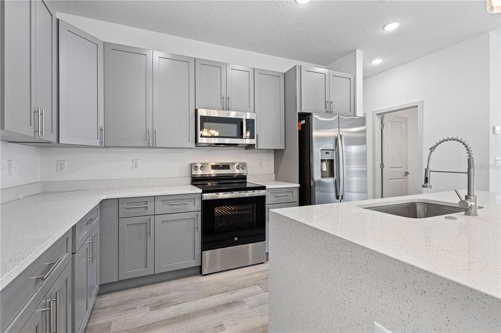 合同活跃: $284,500 (4 贝兹, 2 浴室, 1679 平方英尺)