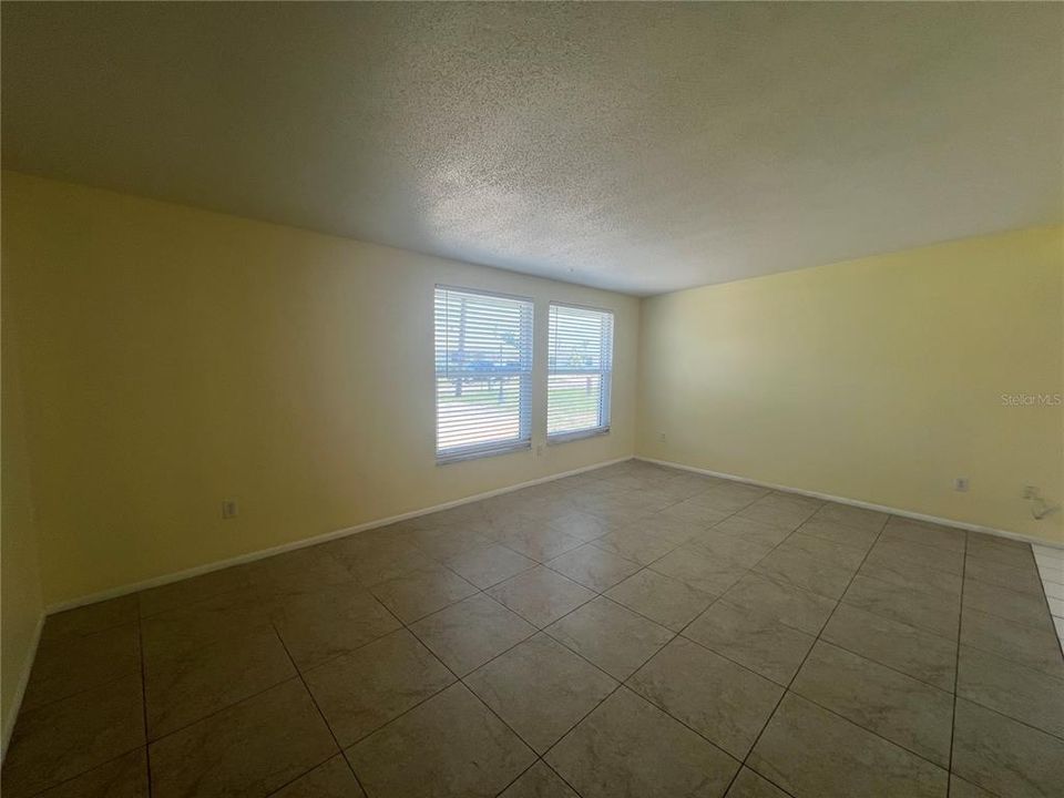 合同活跃: $1,550 (2 贝兹, 2 浴室, 1491 平方英尺)