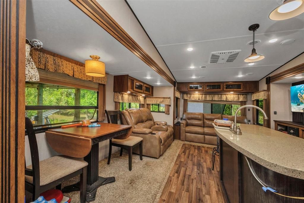 На продажу: $249,900 (2.06 acres)