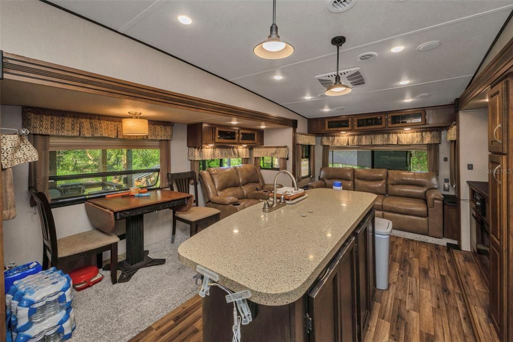 На продажу: $249,900 (2.06 acres)