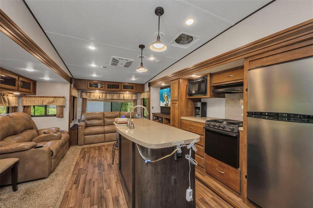 На продажу: $249,900 (2.06 acres)