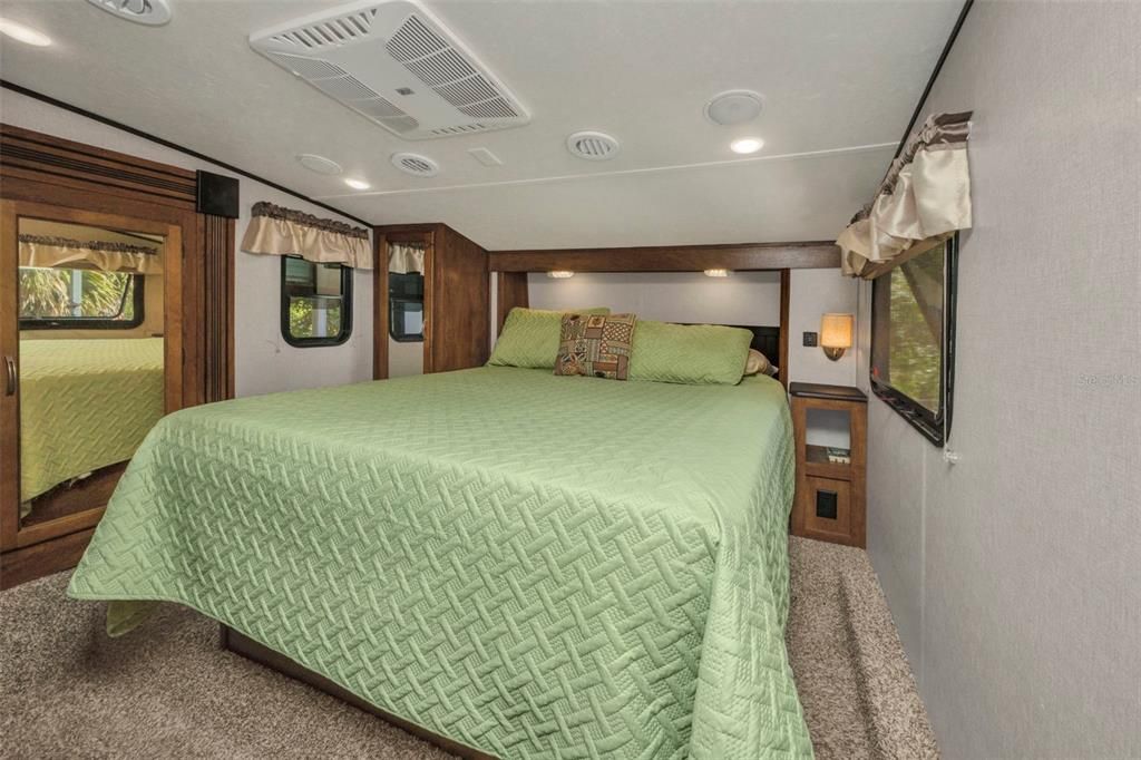 На продажу: $249,900 (2.06 acres)