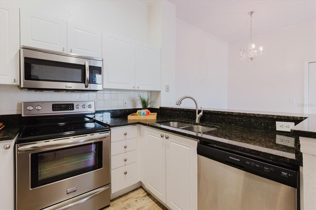 待售: $218,900 (2 贝兹, 1 浴室, 961 平方英尺)