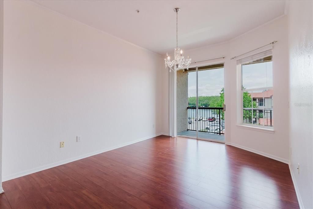 待售: $218,900 (2 贝兹, 1 浴室, 961 平方英尺)