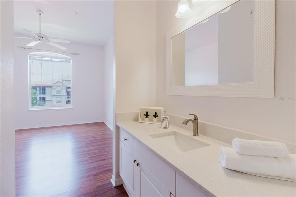 待售: $218,900 (2 贝兹, 1 浴室, 961 平方英尺)