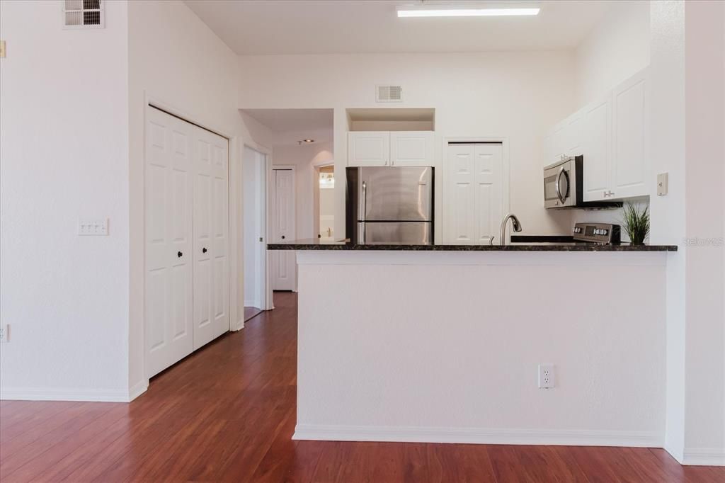 待售: $218,900 (2 贝兹, 1 浴室, 961 平方英尺)