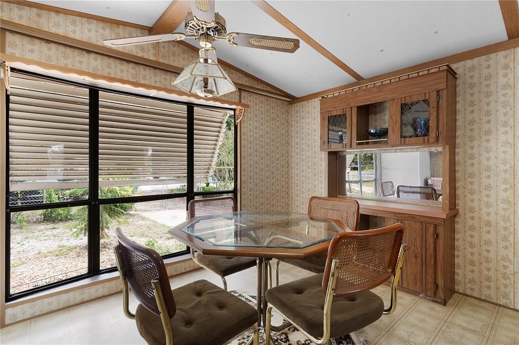 На продажу: $97,500 (2 спален, 1 ванн, 784 Квадратных фут)