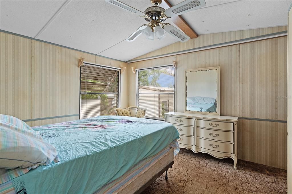 На продажу: $97,500 (2 спален, 1 ванн, 784 Квадратных фут)