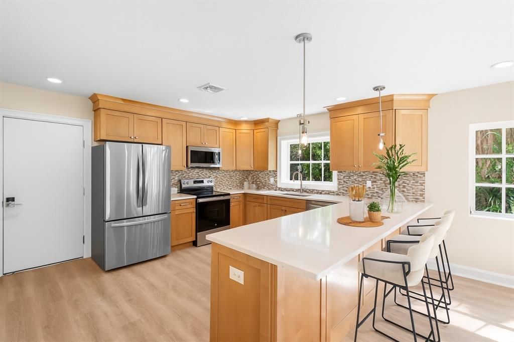 出租: $8,500 (4 贝兹, 3 浴室, 2572 平方英尺)