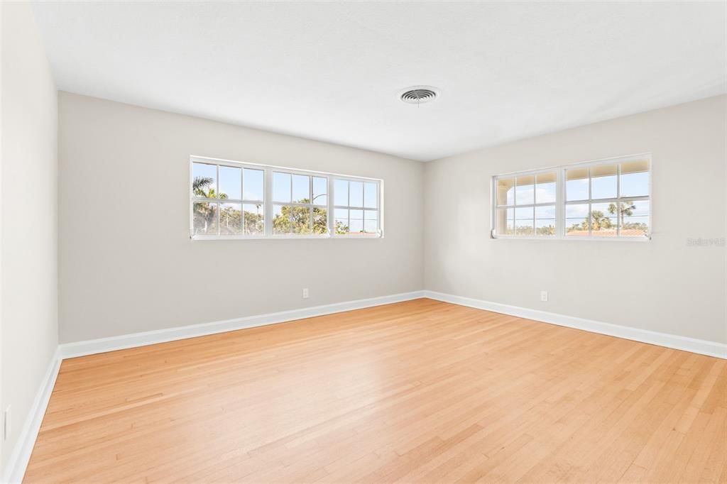 出租: $8,500 (4 贝兹, 3 浴室, 2572 平方英尺)