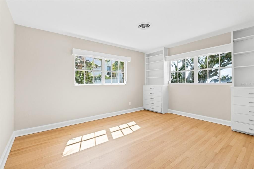 出租: $8,500 (4 贝兹, 3 浴室, 2572 平方英尺)