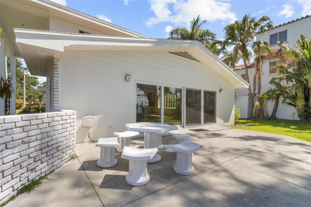 出租: $8,500 (4 贝兹, 3 浴室, 2572 平方英尺)