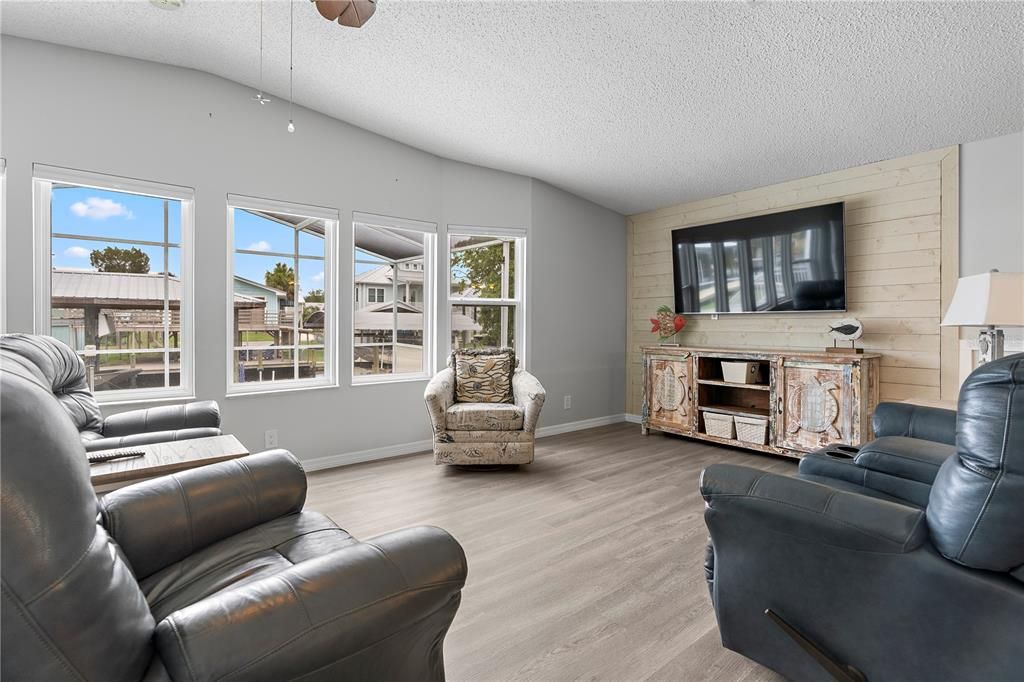 Под контрактом: $400,000 (2 спален, 2 ванн, 1850 Квадратных фут)