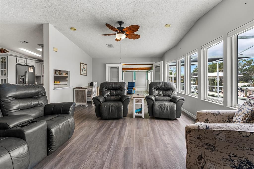 Под контрактом: $400,000 (2 спален, 2 ванн, 1850 Квадратных фут)