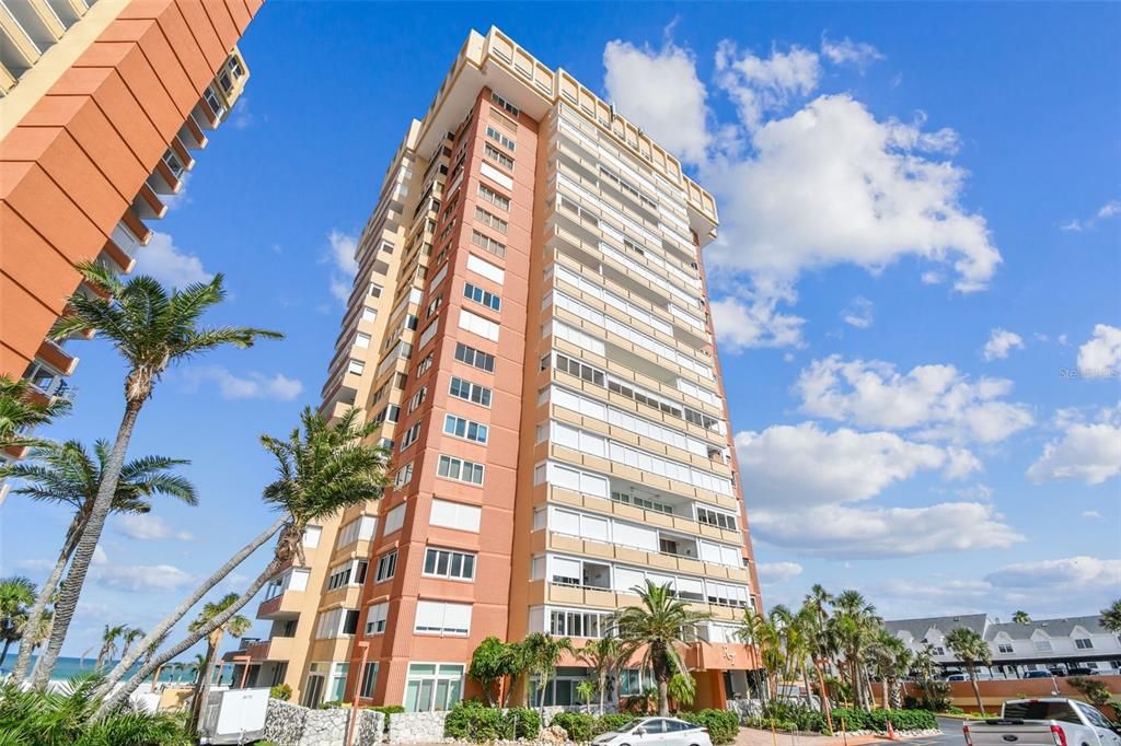 合同活跃: $289,900 (1 贝兹, 1 浴室, 995 平方英尺)