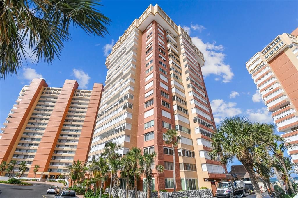 合同活跃: $289,900 (1 贝兹, 1 浴室, 995 平方英尺)