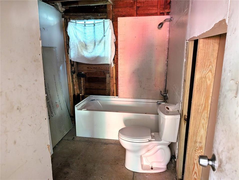 合同活跃: $160,000 (2 贝兹, 1 浴室, 982 平方英尺)