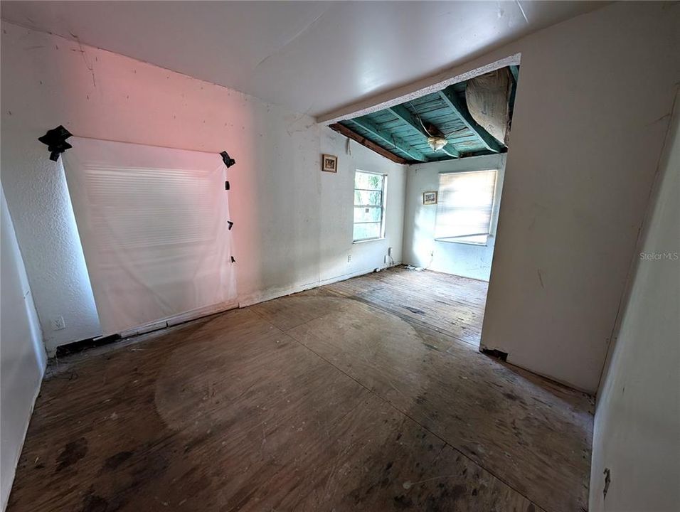 合同活跃: $160,000 (2 贝兹, 1 浴室, 982 平方英尺)