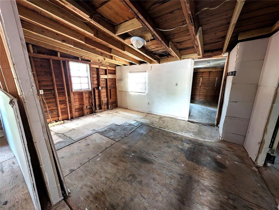 合同活跃: $160,000 (2 贝兹, 1 浴室, 982 平方英尺)