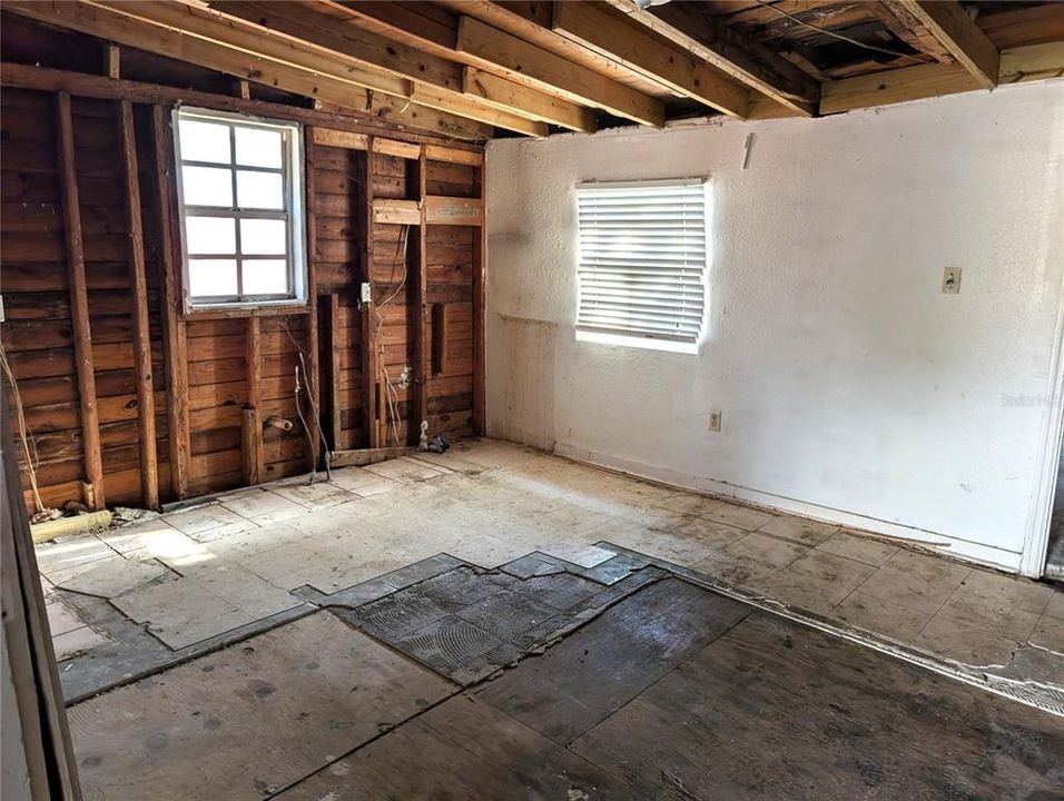 合同活跃: $160,000 (2 贝兹, 1 浴室, 982 平方英尺)