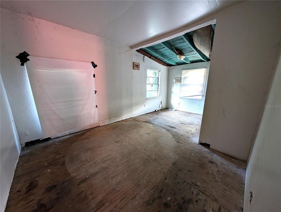 合同活跃: $160,000 (2 贝兹, 1 浴室, 982 平方英尺)