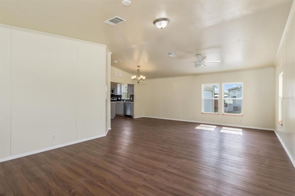 Под контрактом: $225,000 (2 спален, 2 ванн, 1345 Квадратных фут)