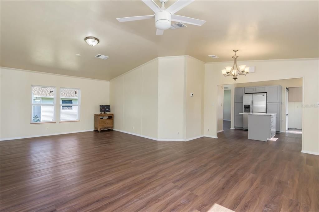 Под контрактом: $225,000 (2 спален, 2 ванн, 1345 Квадратных фут)