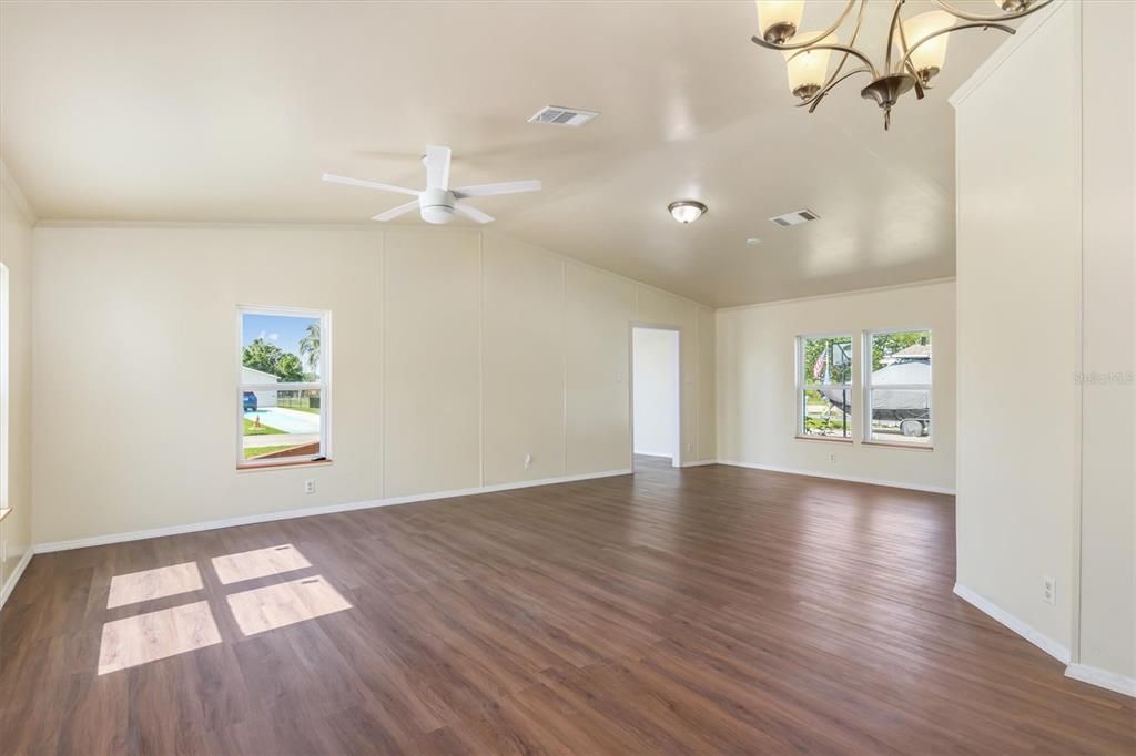 Под контрактом: $225,000 (2 спален, 2 ванн, 1345 Квадратных фут)