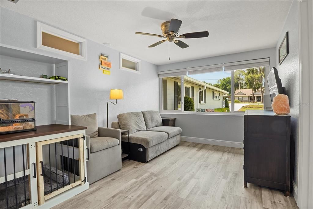 Activo con contrato: $475,000 (4 camas, 2 baños, 2156 Pies cuadrados)